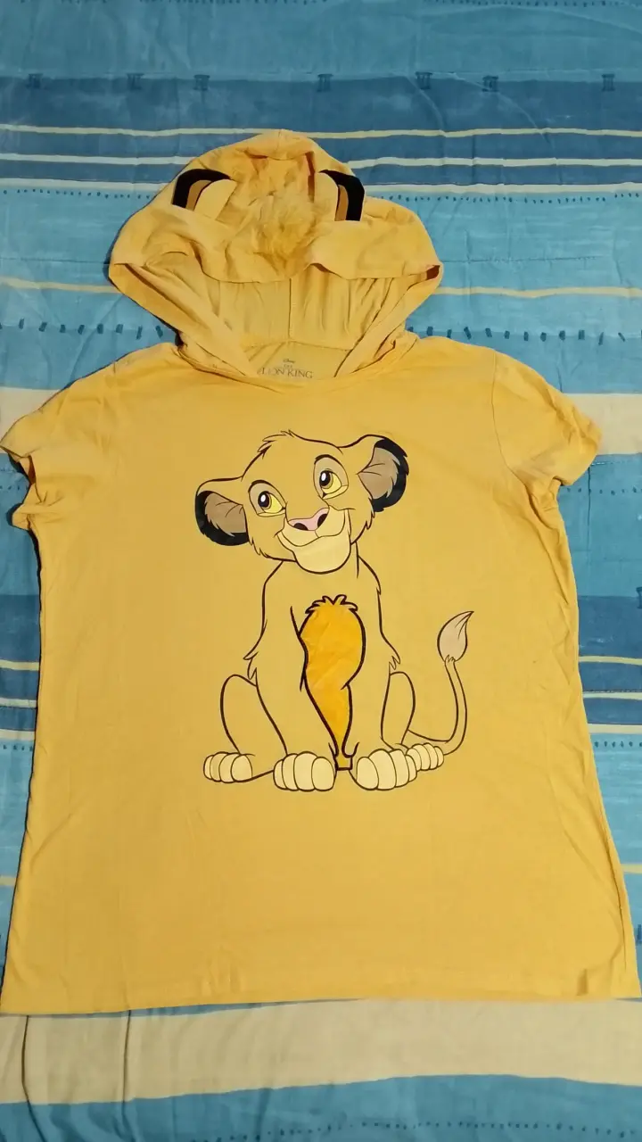 Polera amarilla con capucha de El Rey León