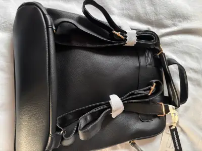 Mochila negra para laptop 15 pulgadas - miniatura 1