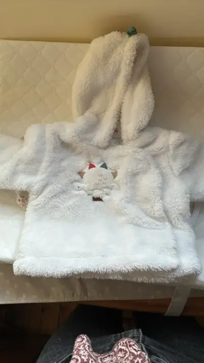 Abrigo de bebé con capucha suave y diseño animal - miniatura 1
