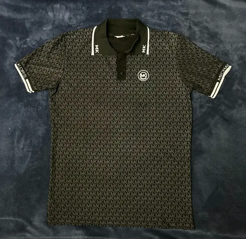 Polera polo Michael Kors negra estampada