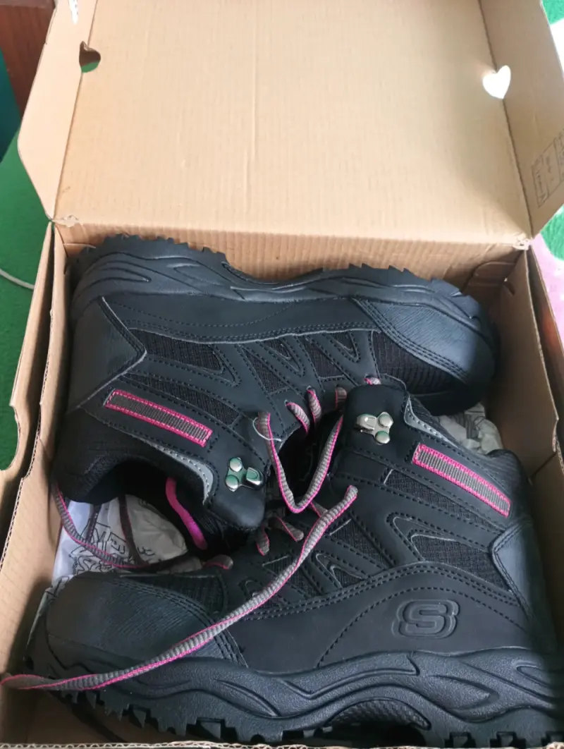 Botas de trekking Skechers negras y rosadas