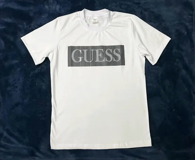 Polera blanca Guess con logo frontal