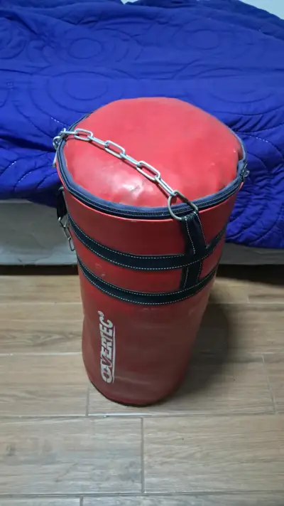 Saco de boxeo Evertec rojo con cadena - miniatura 1