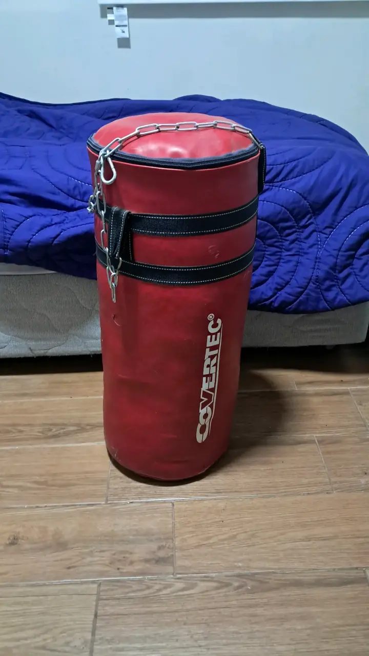 Saco de boxeo Evertec rojo con cadena - 3