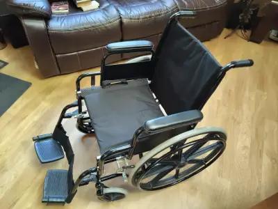 Silla de ruedas plegable en buen estado, sin uso - miniatura 1