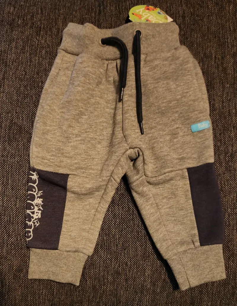 Pantalones de bebé gris nuevo