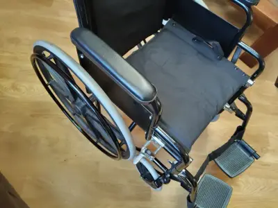 Silla de ruedas plegable en buen estado, sin uso - miniatura 2
