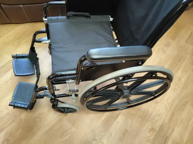 Silla de ruedas plegable en buen estado, sin uso - 3