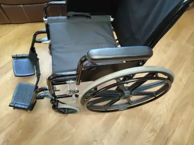 Silla de ruedas plegable en buen estado, sin uso - miniatura 3