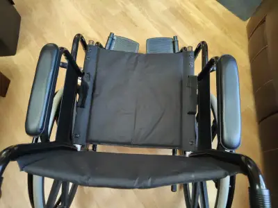 Silla de ruedas plegable en buen estado, sin uso - miniatura 4