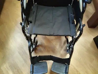 Silla de ruedas plegable en buen estado, sin uso - miniatura 5