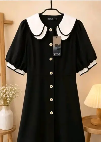 Vestido de mezclilla negro con botones - miniatura 2
