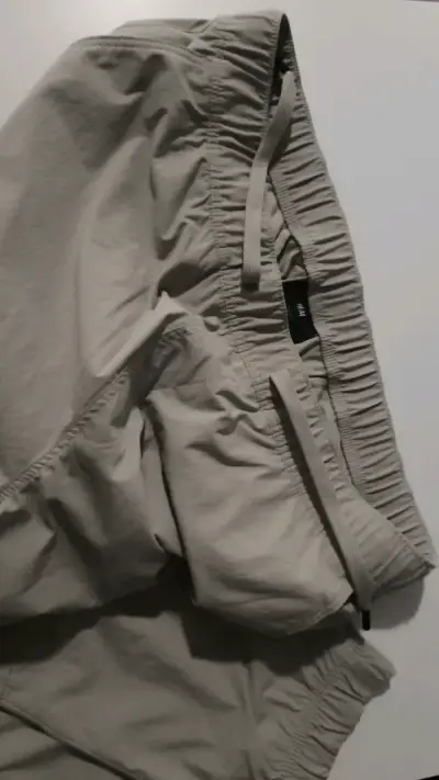 Pantalones cargo beige para hombre H&M - miniatura 2