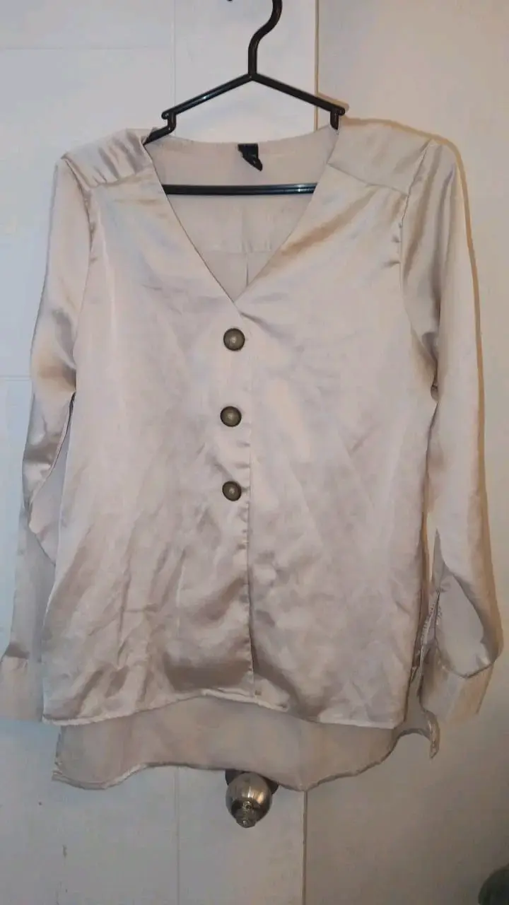 Blusa beige con botones decorativos