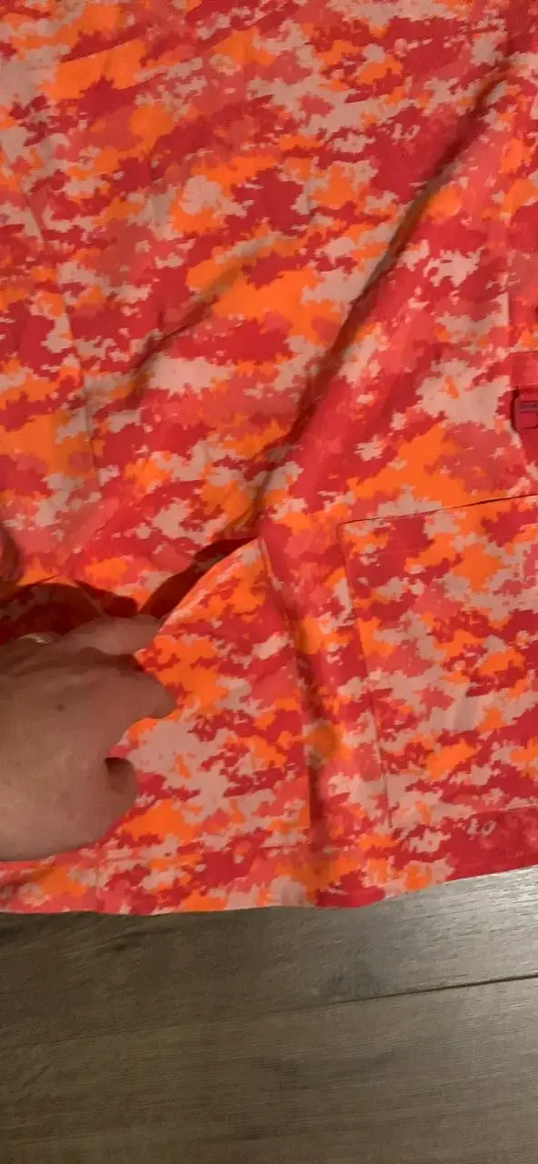 Blusa médica estampado camuflaje naranja - 3