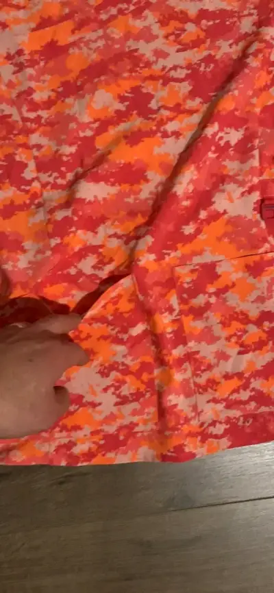 Blusa médica estampado camuflaje naranja - miniatura 3