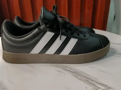 Zapatillas Adidas negras con franjas blancas - miniatura 1