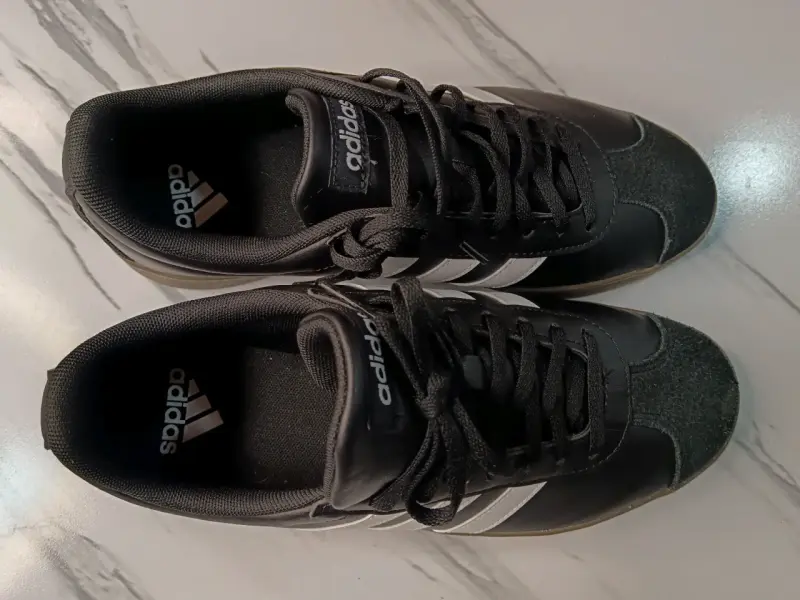 Zapatillas Adidas negras con franjas blancas - 2