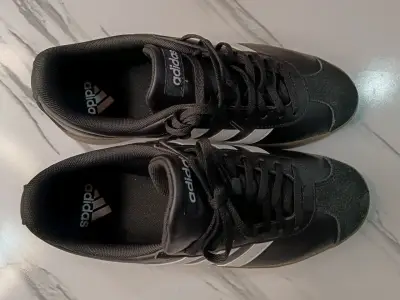 Zapatillas Adidas negras con franjas blancas - miniatura 2