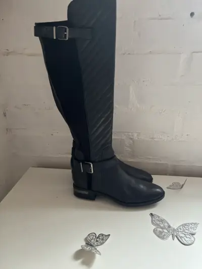 Botas Vince Camuto negras de cuero con hebilla - miniatura 1
