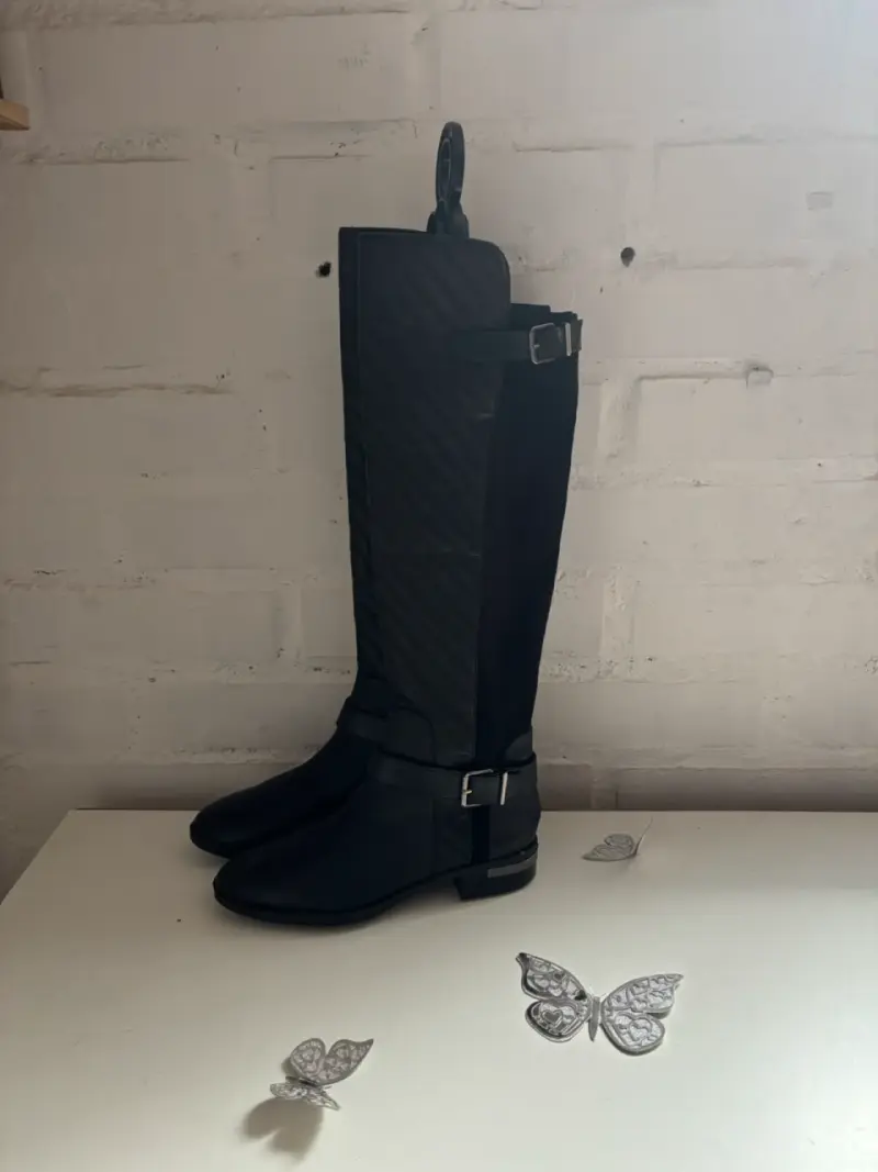 Botas Vince Camuto negras de cuero con hebilla - 3