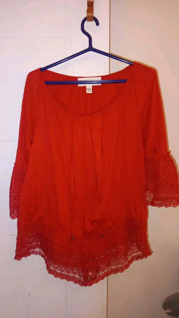 Blusa roja con encaje bohemia