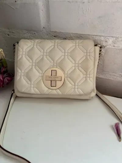 Cartera Kate Spade beige acolchada - miniatura 1