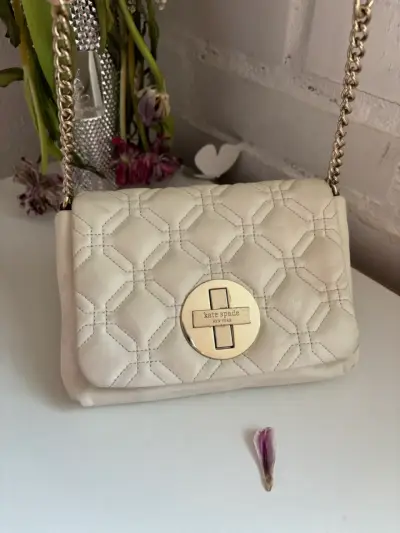 Cartera Kate Spade beige acolchada - miniatura 3