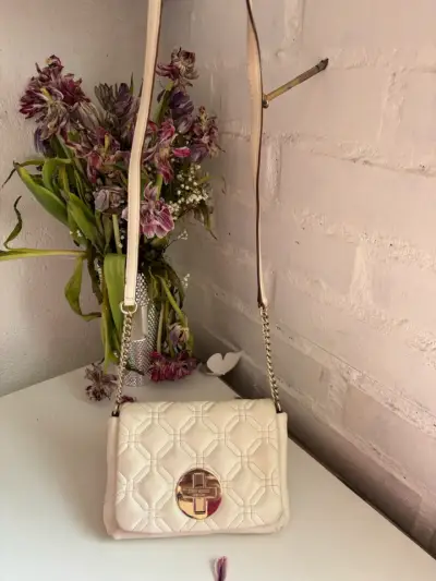 Cartera Kate Spade beige acolchada - miniatura 4