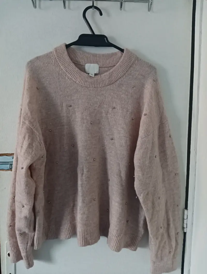 Suéter beige con detalles de perlas