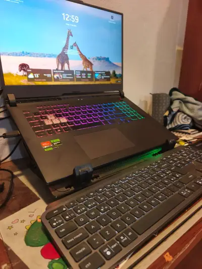 Laptop gaming con teclado retroiluminado - miniatura 1