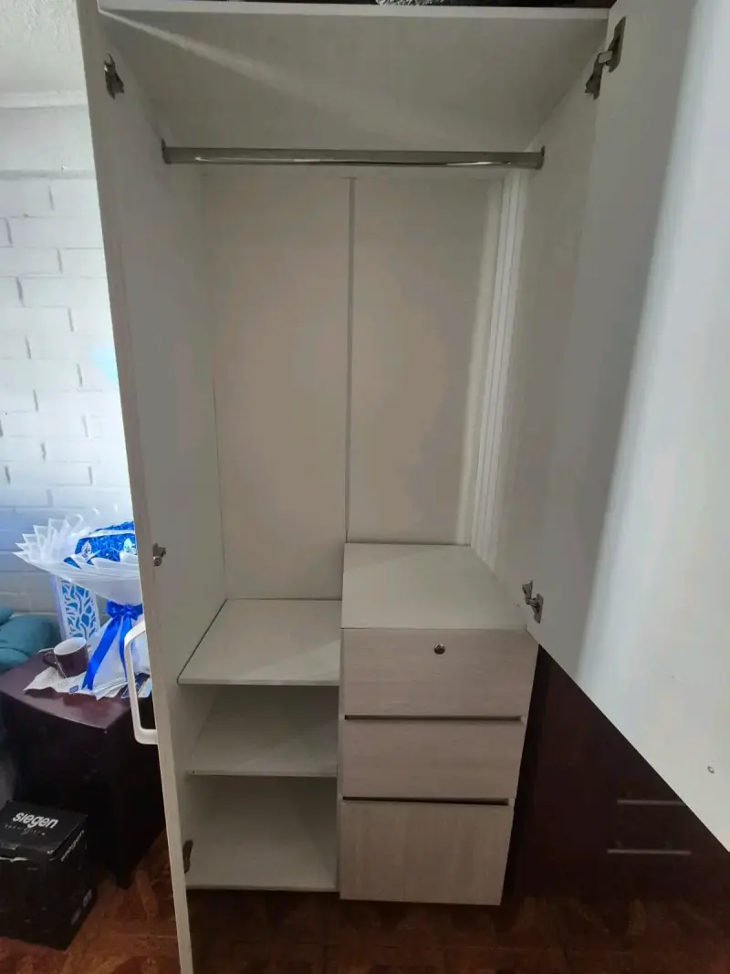 Cñoset con 2 puertas y cajones - 2