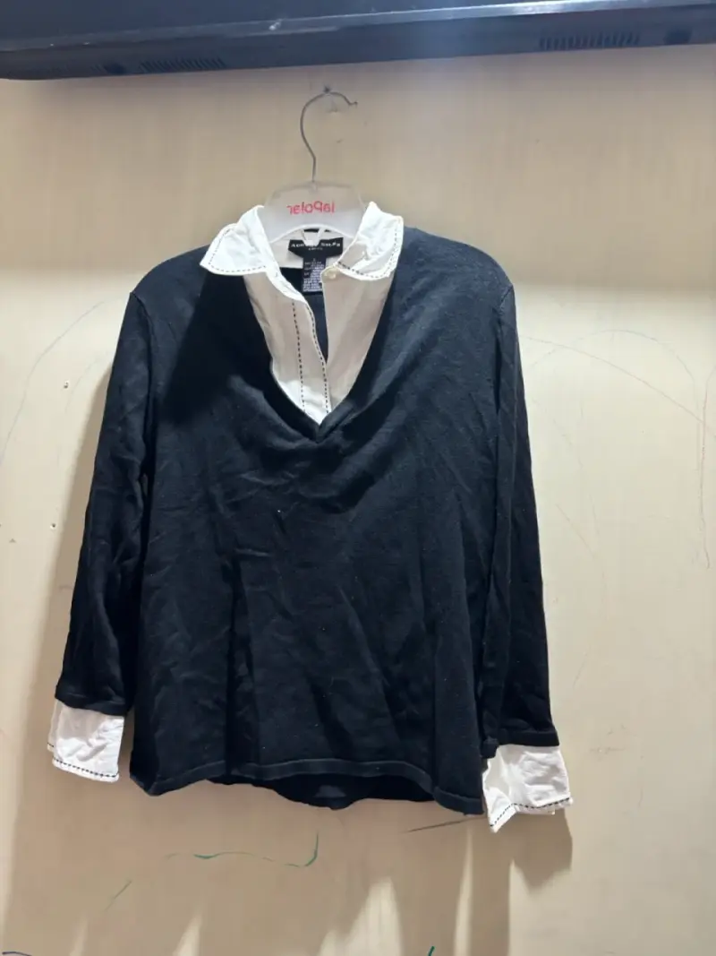 Suéter negro con cuello blanco estilo formal - 1