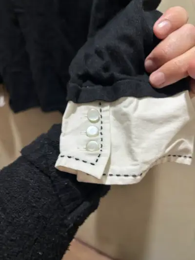 Suéter negro con cuello blanco estilo formal - miniatura 2