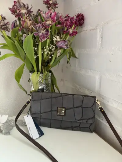 Cartera Dooney & Bourke gris con diseño elegante - miniatura 1