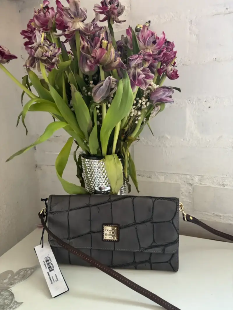 Cartera Dooney & Bourke gris con diseño elegante - 2