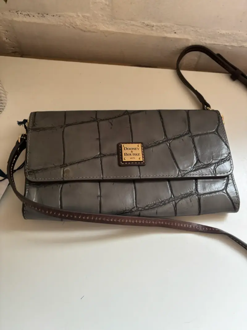Cartera Dooney & Bourke gris con diseño elegante - 3