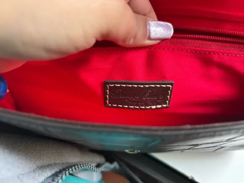 Cartera Dooney & Bourke gris con diseño elegante - 5