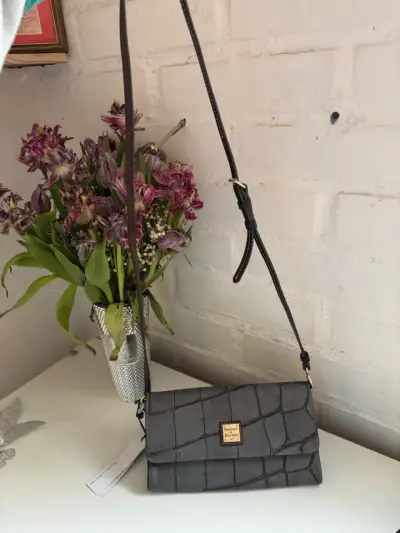 Cartera Dooney & Bourke gris con diseño elegante - miniatura 6