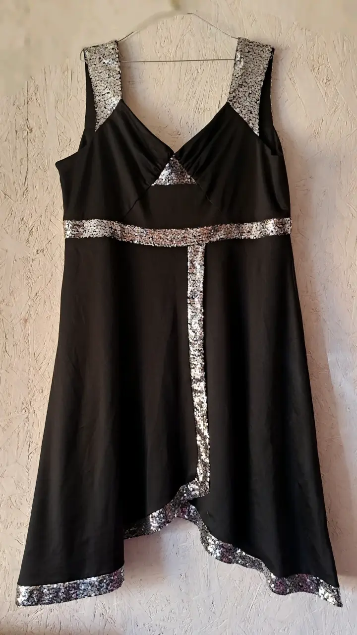 Vestido negro con lentejuelas plateadas - 1
