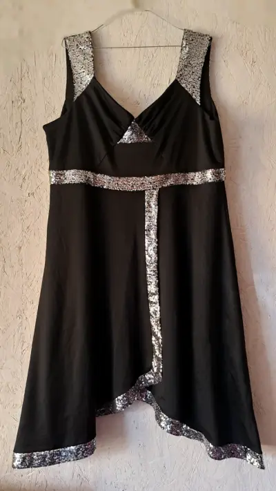 Vestido negro con lentejuelas plateadas - miniatura 1