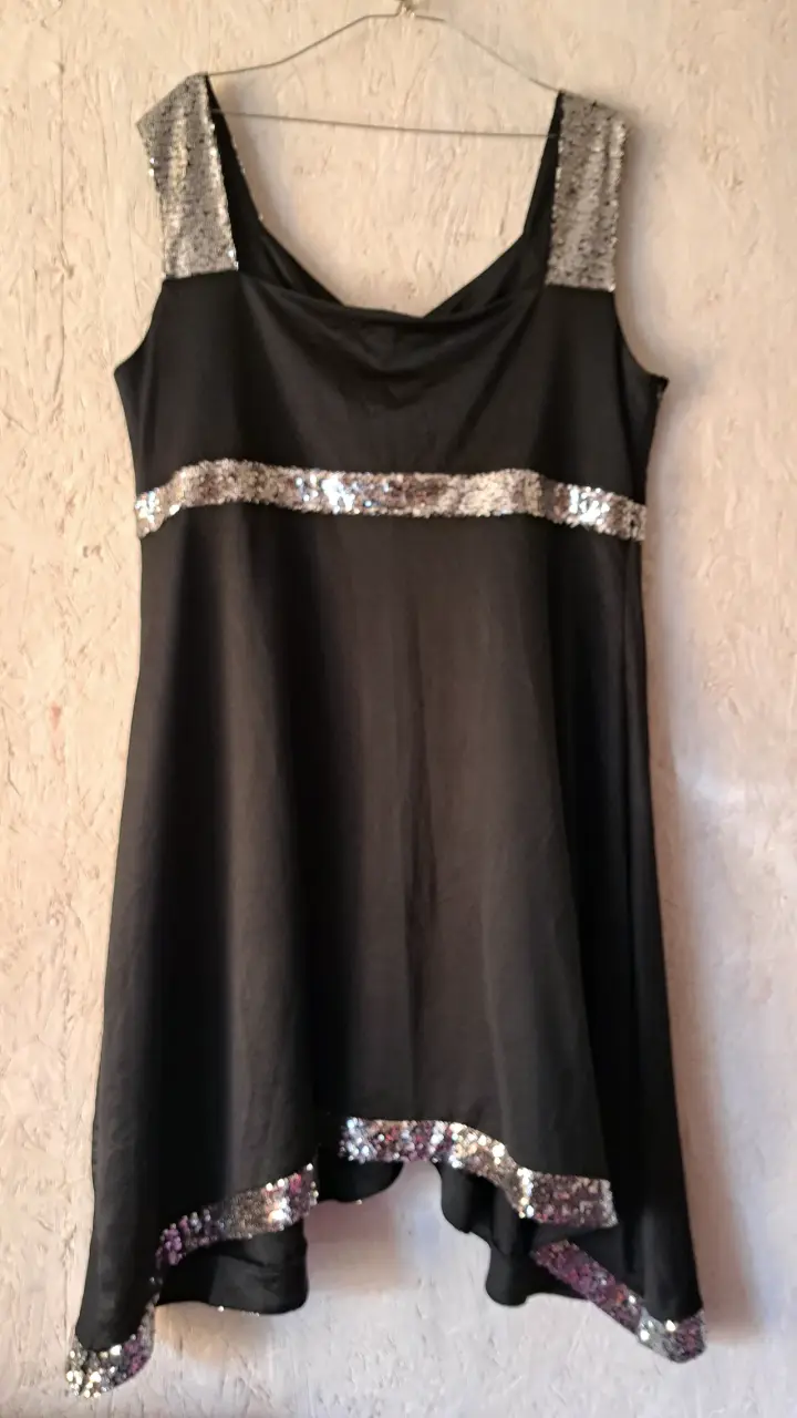 Vestido negro con lentejuelas plateadas - 2