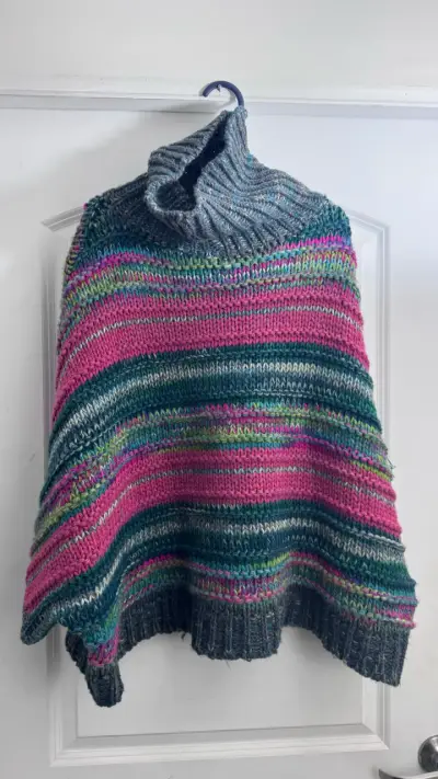 Poncho de lana multicolor tejido a mano - miniatura 1
