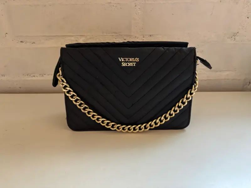 Cartera negra Victoria's Secret con cadena dorada - 1