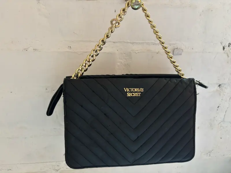 Cartera negra Victoria's Secret con cadena dorada - 2