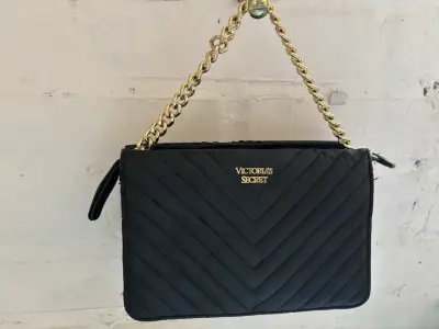 Cartera negra Victoria's Secret con cadena dorada - miniatura 2
