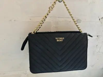 Cartera negra Victoria's Secret con cadena dorada - miniatura 3