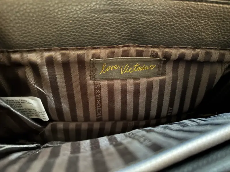 Cartera negra Victoria's Secret con cadena dorada - 4