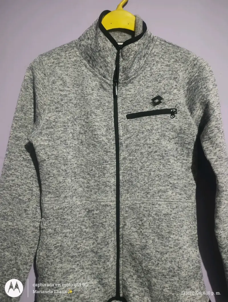 Chaqueta deportiva gris con cierre - 1