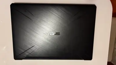 Laptop ASUS negra en buen estado - miniatura 1